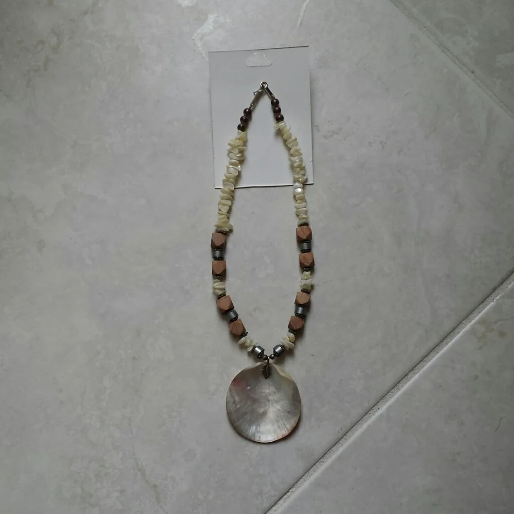 Boutique Shell Necklace - Picture 3 of 10